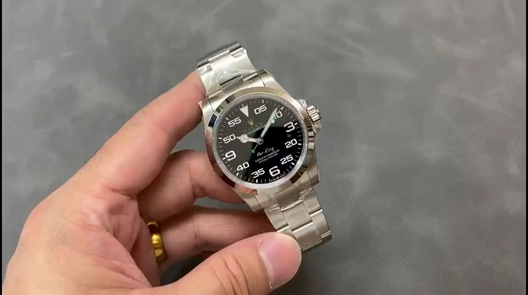 White Dial Integrated Case Automatic 40mm Mens